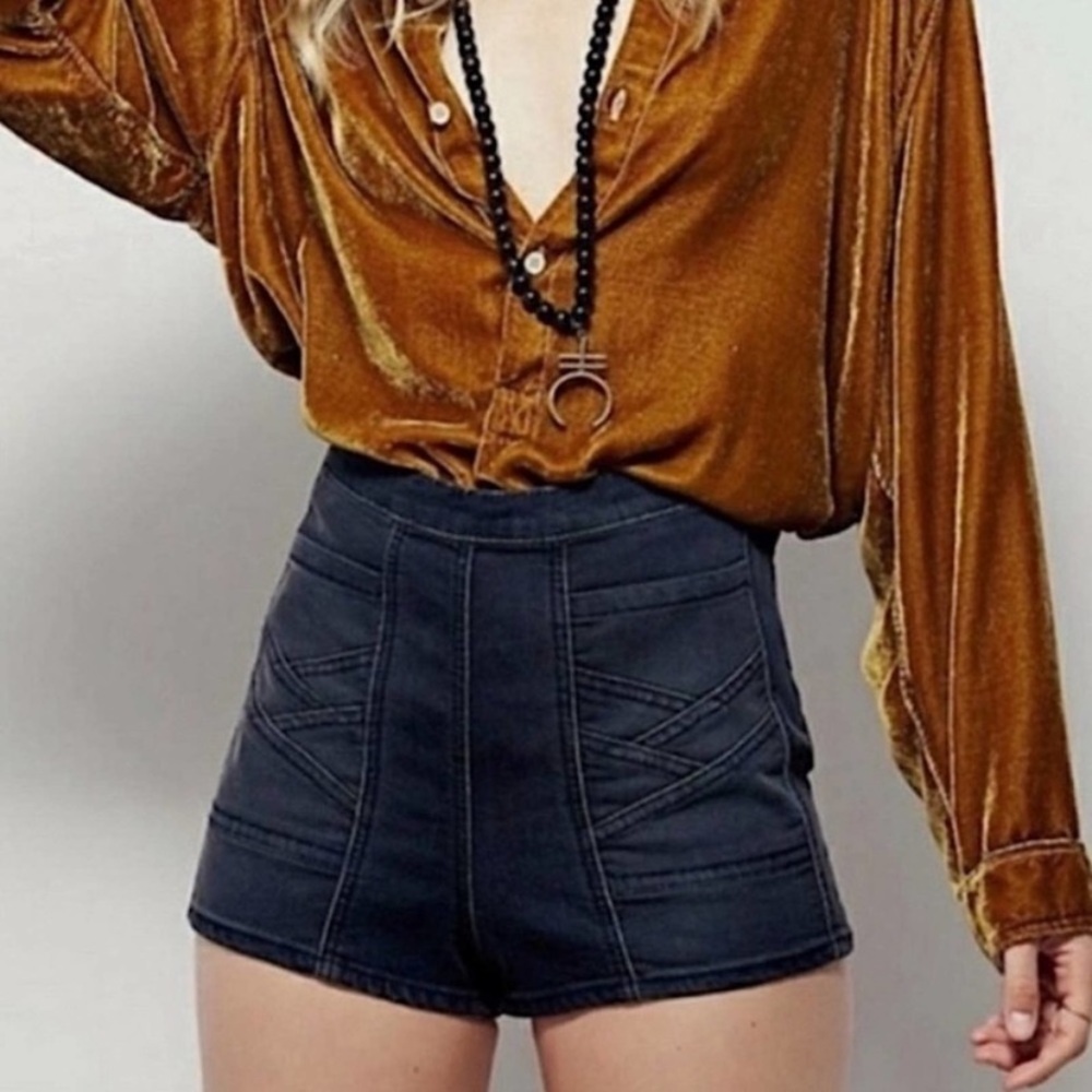 Free People Radar Love high-rise stretchy denim mini shorts!🖤⚡️